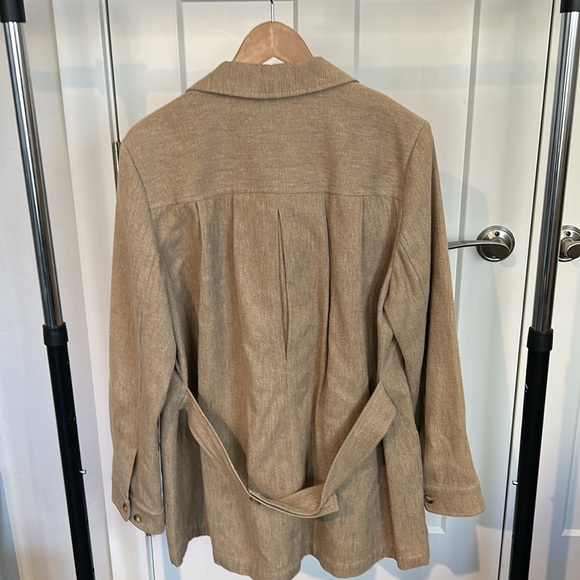 Super stylish button up coat with three pockets  - Picture 2 of 3